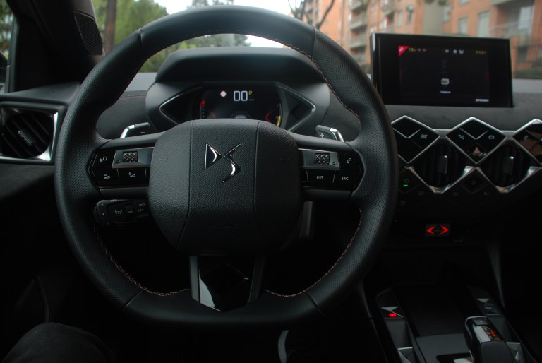 El interior que combina cueros alcántara en gamuza y tela. En el volante con costuras oro-carmín y con un revestimiento de cuero pleine fleur.