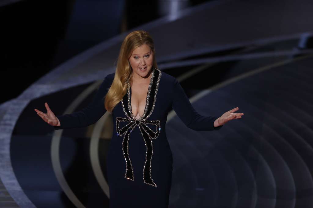 Hollywood (United States), 27/03/2022.- Hosts Amy Schumer during the 94th annual Academy Awards ceremony at the Dolby Theatre in Hollywood, Los Angeles, California, USA, 27 March 2022. The Oscars are presented for outstanding individual or collective efforts in filmmaking in 24 categories. (Estados Unidos) EFE/EPA/ETIENNE LAURENT