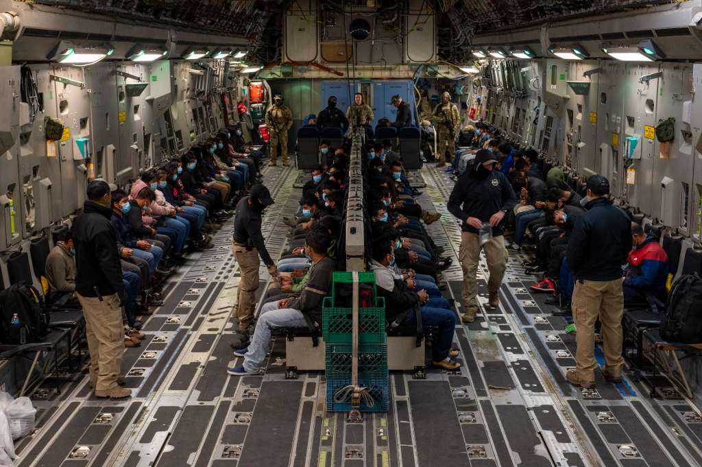USA216. WASHINGTON (DC, EEUU), 27/01/2025.- Fotografía cedida por la Fuerza Aérea de los Estados Unidos donde se muestra a un grupo de indocumentados sentados dentro de un avión militar camino a su deportación. Las deportaciones ordenadas por el presidente de EE.UU., Donald Trump, provocan temor en las comunidades inmigrantes, pero también "ansiedad e incertidumbre" entre los empresarios que necesitan de esa mano de obra y que denunciaron este lunes que ya observan una baja en la producción. EFE/ US Air Force /SOLO USO EDITORIAL /NO VENTAS /SOLO DISPONIBLE PARA ILUSTRAR LA NOTICIA QUE ACOMPAÑA /CRÉDITO OBLIGATORIO