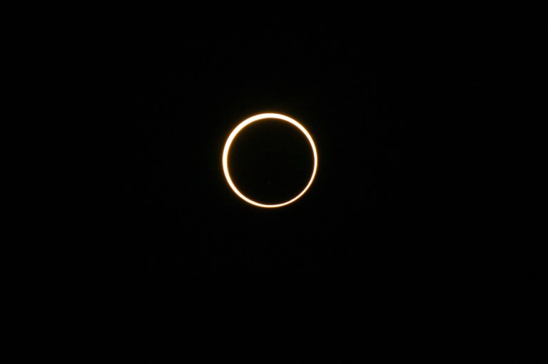 La luna pasa frente al sol durante un eclipse solar anular el 14 de octubre de 2023 en Kerrville, Texas.