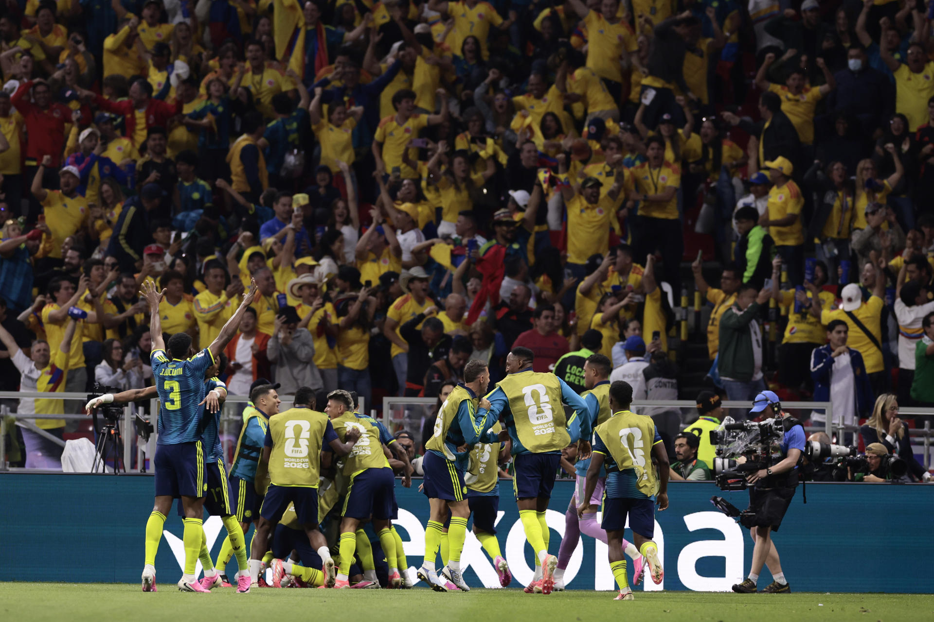 GR4427. CIUDAD DE MÉXICO (MÉXICO), 17/06/2026.- Jugadores de Colombia celebran un gol este miércoles, en un partido del grupo K del Mundial de la FIFA 2026 entre Uzbekistán y Colombia, en el estadio Azteca en Ciudad de México (México). EFE/ José Méndez