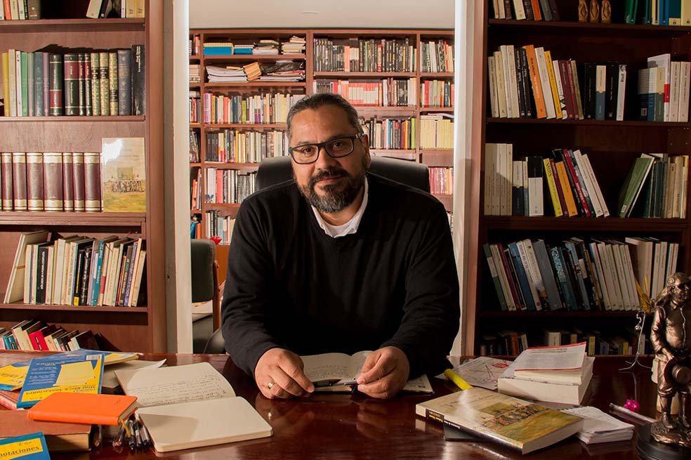 Nahum Montt, autor de la novela “Hermanos de tinta”. / Cortesía