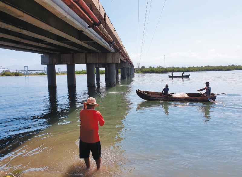 Pescadores en "La Barra", el único punto de encuentro que existe actualmente entre la Ciénaga Grande de Santa Marta y el mar. / Daniela Quintero Díaz