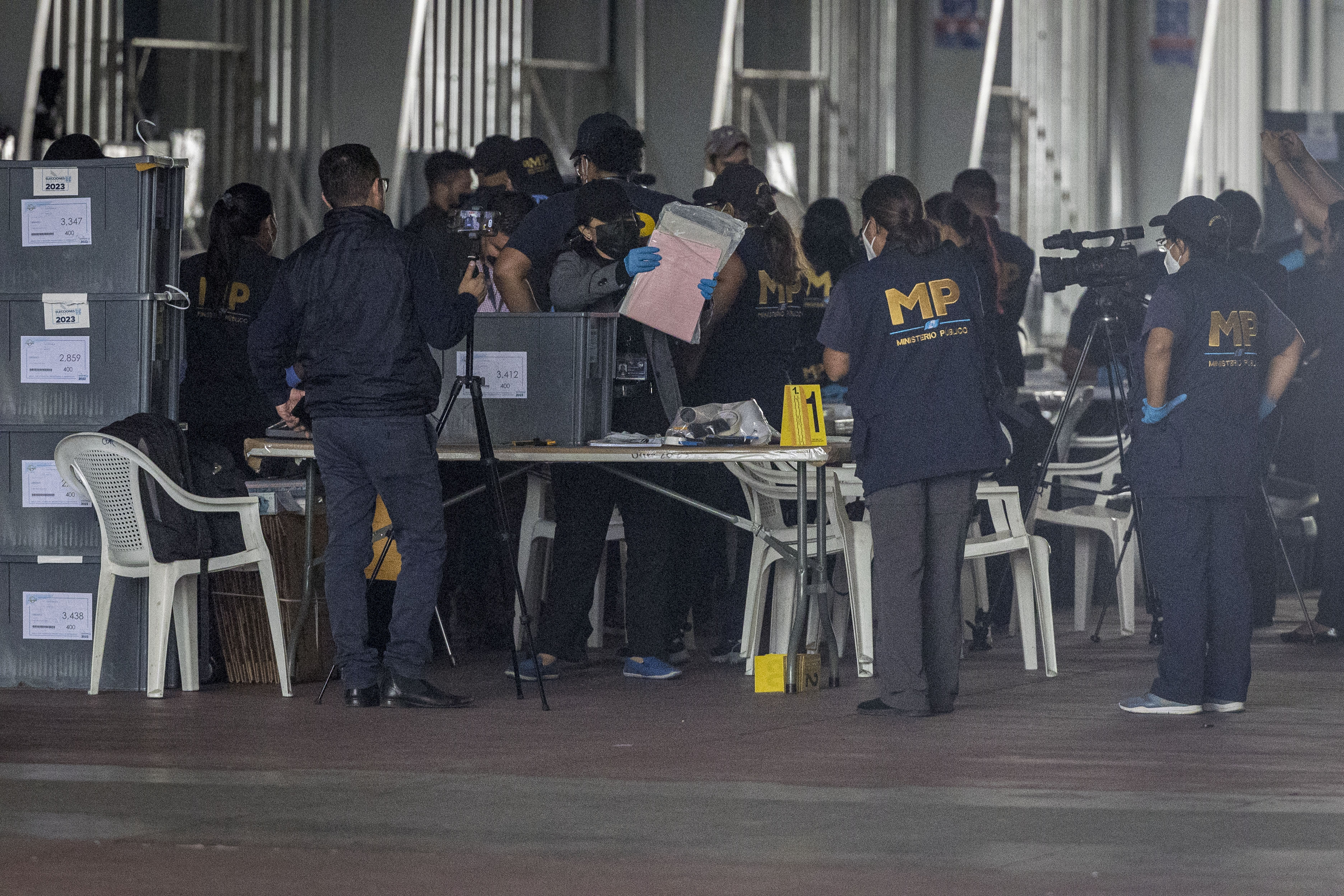 AME8973. CIUDAD DE GUATEMALA (GUATEMALA), 12/09/2023.-Funcionarios del Ministerio Público de Guatemala inspeccionan cajas con votos de las pasadas elecciones hoy, en Ciudad de Guatemala (Guatemala). El Ministerio Público (Fiscalía) de Guatemala abrió este martes varias cajas con votos de los comicios del pasado 25 de julio, pese al rechazo a dicha decisión por parte del Tribunal Supremo Electoral al considerarla ilegal. La decisión, sin antecedentes en la historia de las elecciones democráticas desde 1986, tiene lugar como parte de un allanamiento por parte de la Fiscalía, por un caso del cual no se han divulgado datos oficiales. EFE/ Esteban Biba