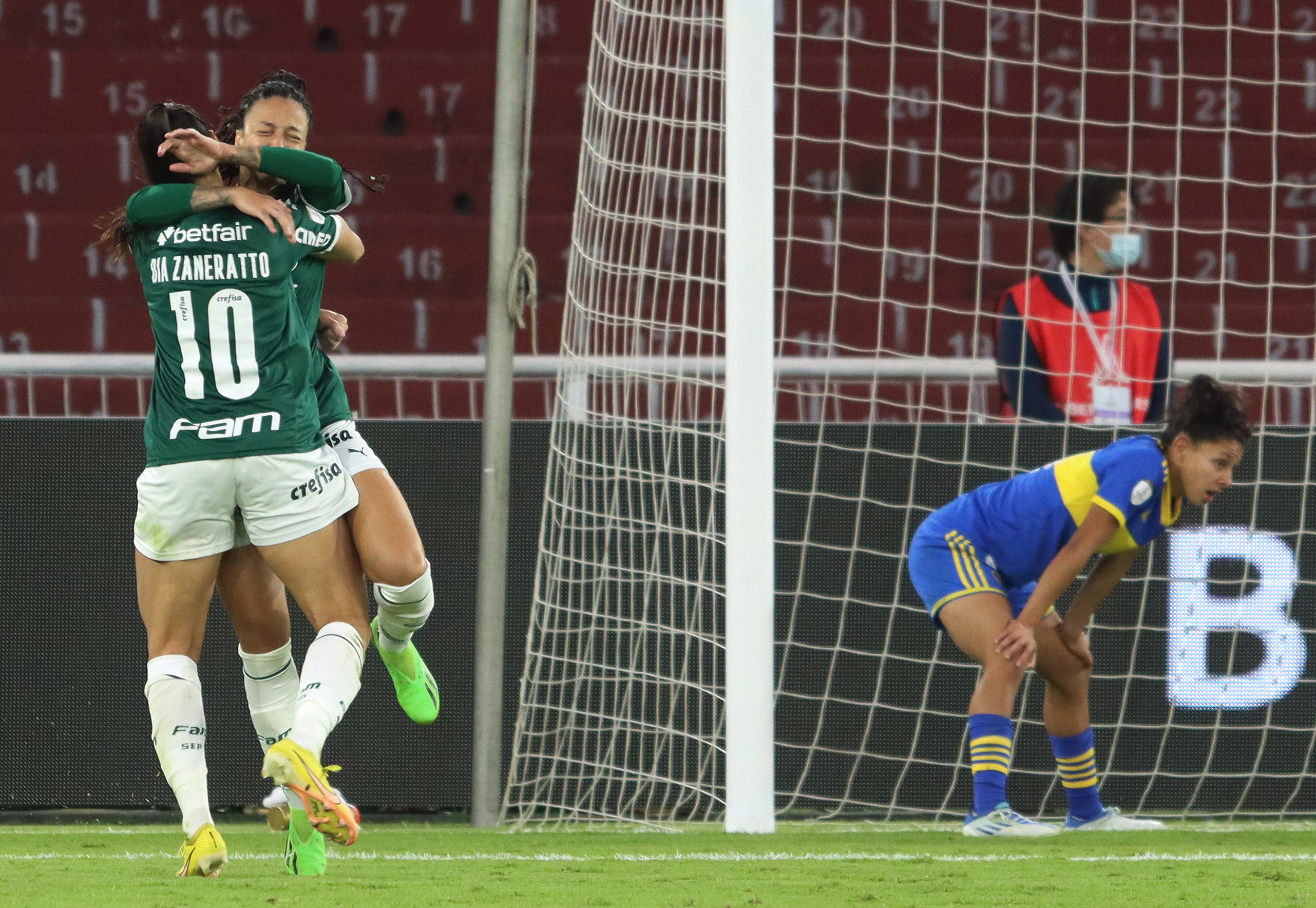 AME8886. QUITO (ECUADOR), 28/10/2022.- La jugadora del Palmeiras de Brasil, Byanca Alves celebra su gol junto a ella Beatriz Zaneratto ante el Boca Juniors de Argentina, hoy en la final de la Copa Libertadores Femenina, en el Estadio Rodrigo Paz Delgado, en Quito (Ecuador). EFE/Rolando Enríquez