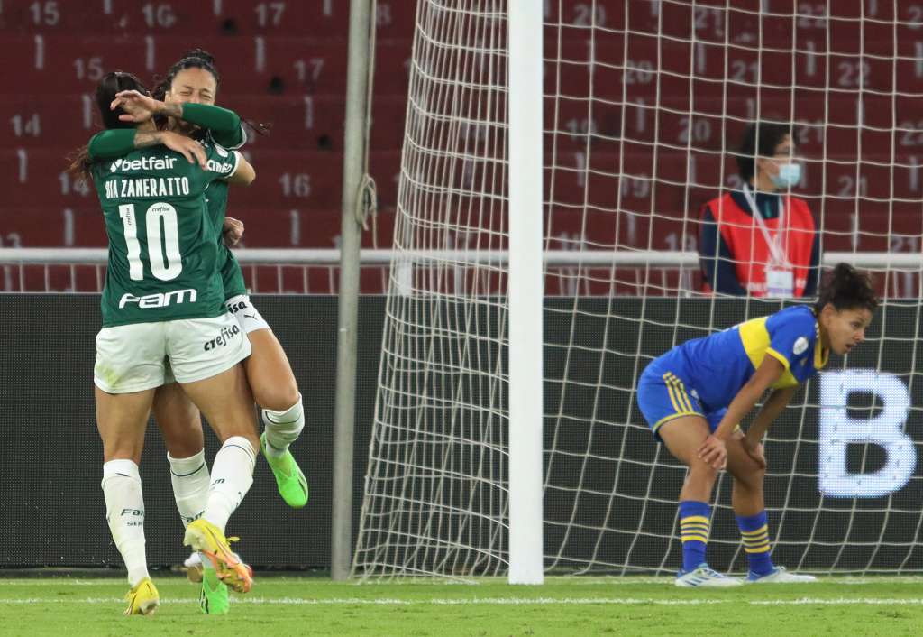 AME8886. QUITO (ECUADOR), 28/10/2022.- La jugadora del Palmeiras de Brasil, Byanca Alves celebra su gol junto a ella Beatriz Zaneratto ante el Boca Juniors de Argentina, hoy en la final de la Copa Libertadores Femenina, en el Estadio Rodrigo Paz Delgado, en Quito (Ecuador). EFE/Rolando Enríquez