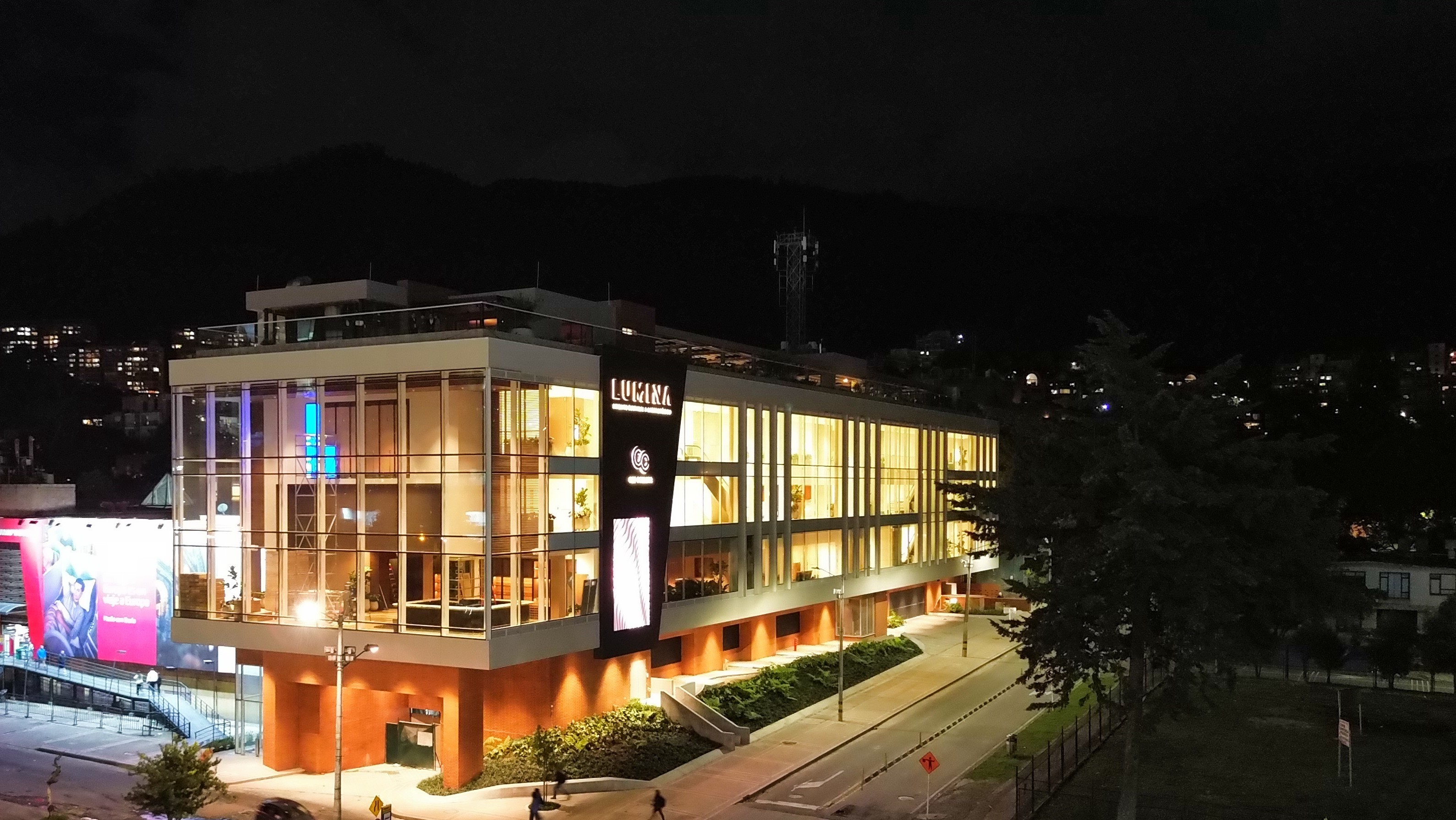 LUMINA es un centro cultural de cuatro pisos en los que, además de salas de cine, se encuentra un restaurante italiano, un bar, una terraza, un espacio de coworking y una galería de arte.