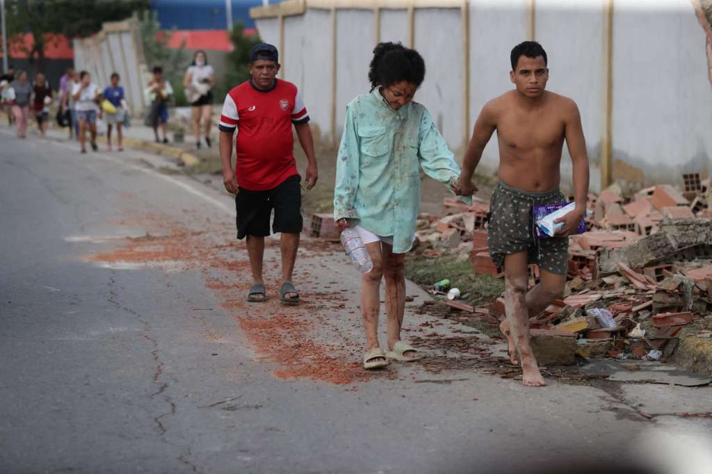 CATIA LA MAR (VENEZUELA), 25/06/2026.- Residentes aguardan en la calle por miedo a posibles réplicas de los terremotos, en la localidad de Catia La Mar, en el estado costero de La Guaira (Venezuela) este jueves. EFE/ Ronald Pena R.