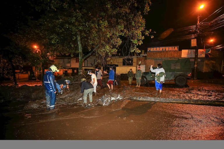 Alud arrasó una cancha y dejó once muertos y varios desaparecidos en Ecuador