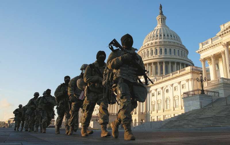 Alrededor de 25.000 hombres vigilarán el miércoles, solo en la capital y sus estados aledaños, la posesión de Biden, una cifra que quintuplica la actual presencia militar estadounidense en Afganistán. / Efe