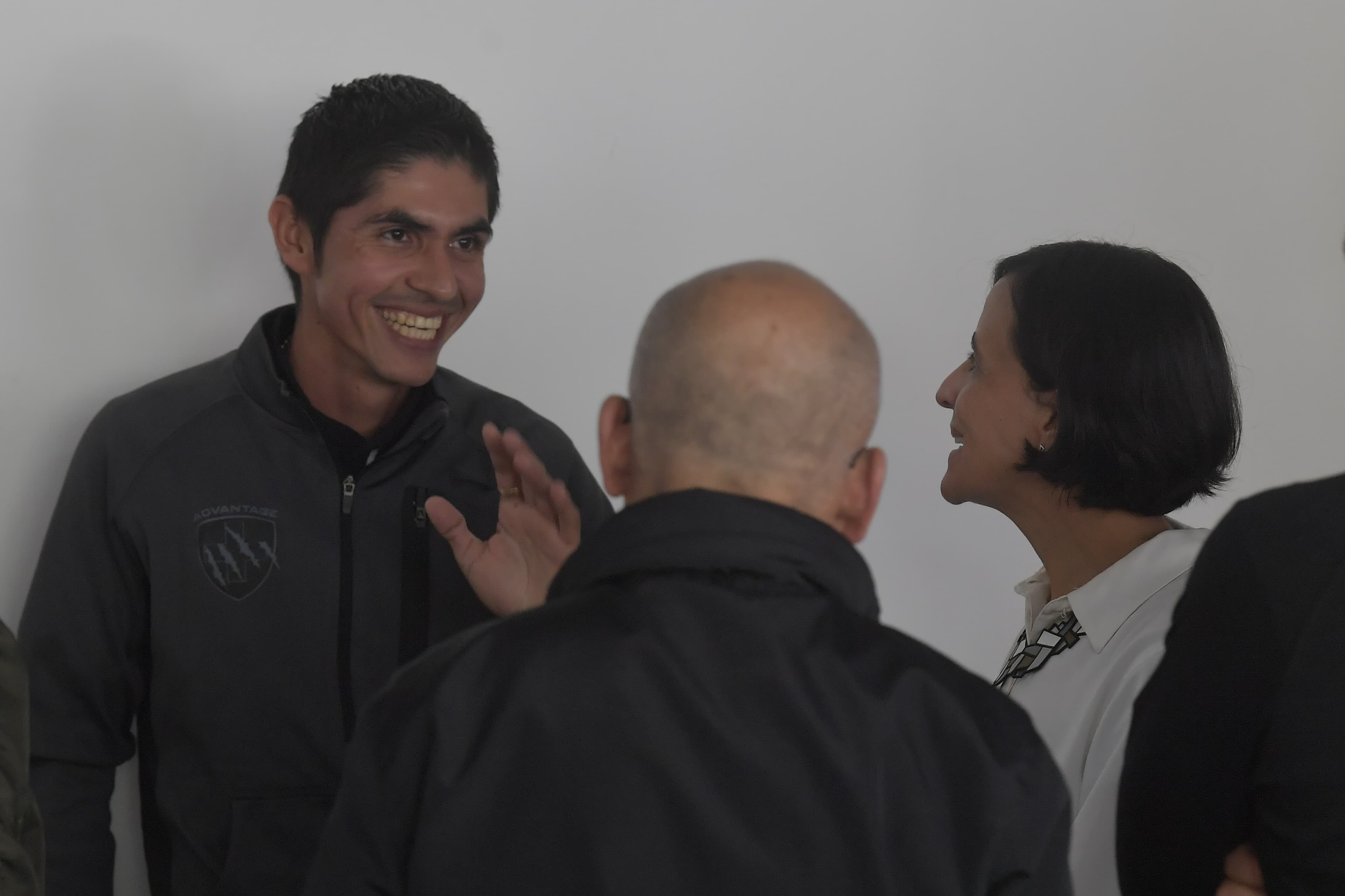La ministra de Ambiente, Susana Muhamad, junto a Andrey Avendaño, uno de los delegados de la disidencia Estado Mayor de los Bloques, durante la instalación del sexto ciclo de diálogos en Bogotá.