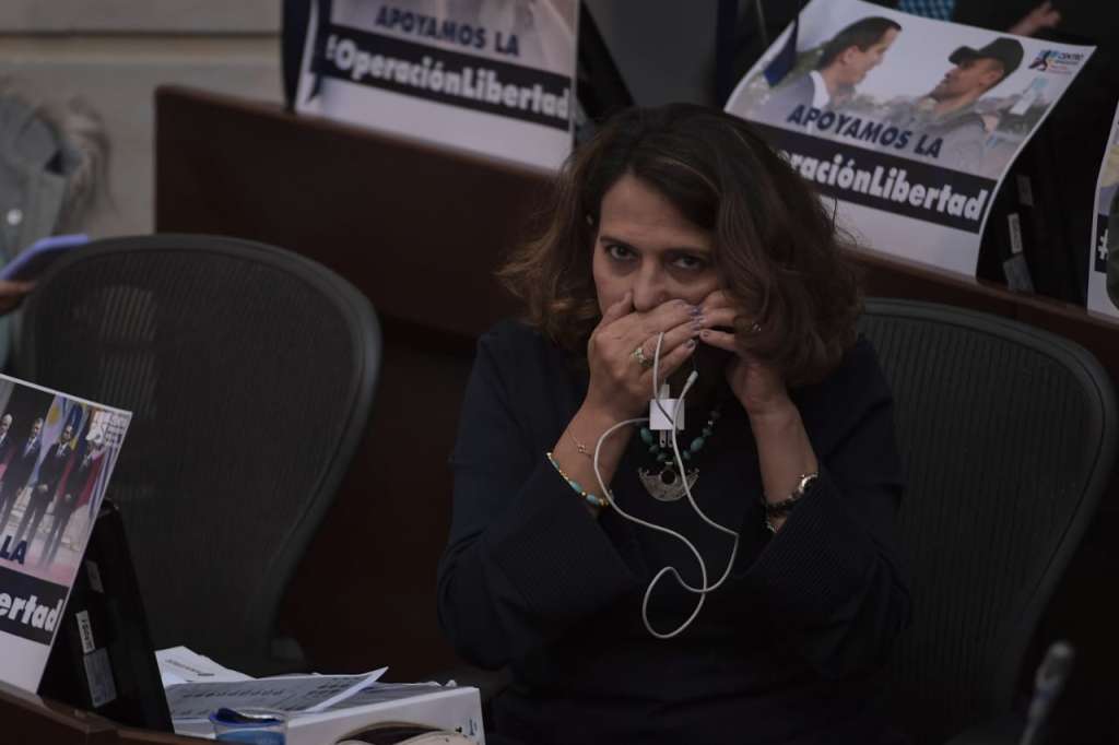 La ministra del Interior, Nancy Patricia Gutiérrez, está presente en el recinto del Senado.Mauricio Alvarado - El Espectador18:04 - 30 abr. 2019 El senador Jonatan Tamayo, del partido Alianza Social Independiente (ASI), pasa a defender la ponencia mayoritaria. "Este voto lo hago con total tranquilidad, basado en el art. 1° de la ley 974 donde expresa que sólo pueden ser bancada los miembros electos de esa corporación".