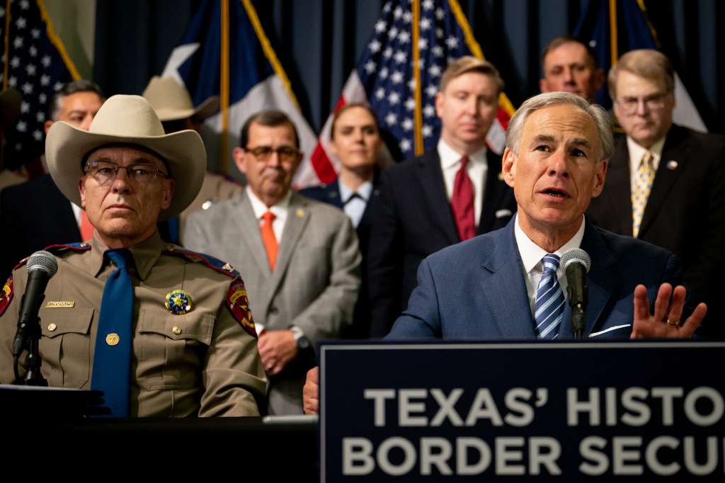 El gobernador de Texas, Greg Abbott, habla mientras el director del Departamento de Seguridad Pública de Texas, Steve McCraw, y los funcionarios electos observan una conferencia de prensa en el Capitolio estatal el 8 de junio de 2023 en Austin, Texas.