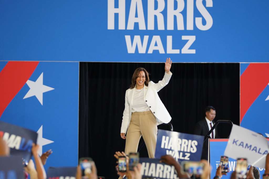 Detroit (United States), 07/08/2024.- Democratic presidential candidate US Vice President Kamala Harris waves to the crowd during a campaign event in Detroit, Michigan, USA, 07 August 2024. EFE/EPA/DIEU-NIALO CHERY