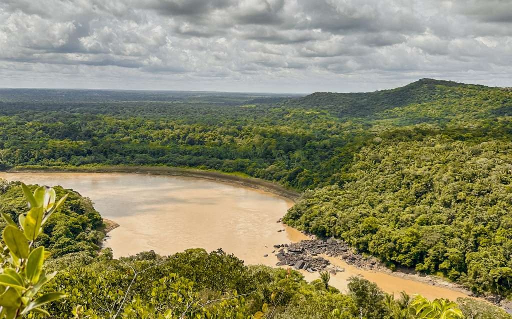 En el corazón de Colombia, el Guaviare aún conserva el asombro de lo desconocido: formaciones geológicas milenarias, arte rupestre ancestral, ríos cristalinos, flores endémicas y comunidades que han aprendido a vivir en equilibrio con la naturaleza.