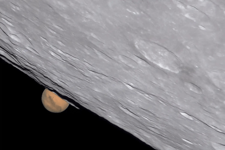 "La ocultación de Marte por la Luna fue uno de los últimos y mayores acontecimientos celestes de 2022. También fue uno de los más difíciles de fotografiar. Captar el nivel de detalle de Marte que se ve aquí requiere una gran habilidad y práctica. Combinado con un limbo lunar nítido, claro y perfectamente procesado, el resultado es como llevar un teleobjetivo gigante a la mismísima órbita lunar. Esta imagen es una maravilla técnica y un verdadero placer para la vista. Dos factores que la convierten en digna ganadora de esta categoría", dijo el juez Marsh.