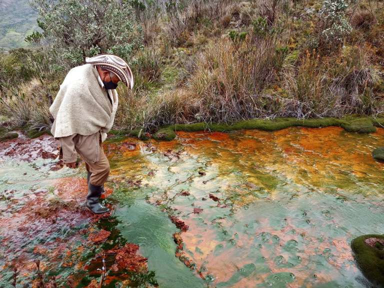 Campesinos de Tasco y otros municipios son los encargados de tomar fotografías y muestras del agua contaminada para que sirva de prueba de la realidad que vive el páramo por cuenta de la explotación minera.