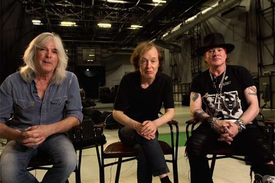 Los músicos Cliff Williams, Angus Young y Axl Rose.