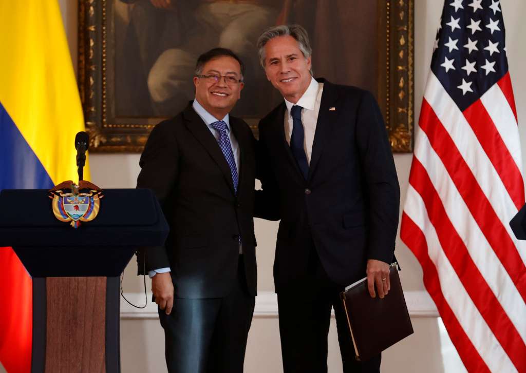 BOG400 BOGOTÁ (COLOMBIA), 03/10/2022.- El presidente de Colombia Gustavo Petro (izq.) le da la mano al secretario de Estado de Estados Unidos, Antony Blinken (der.), luego de una rueda de prensa hoy en la Casa de Nariño en Bogotá (Colombia).  EFE/ Mauricio Dueñas Castañeda