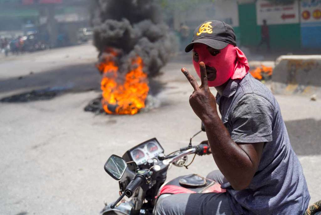 Los precios altos, la escasez de alimentos y de combustible y la violencia desenfrenada de las pandillas están acelerando el empeoramiento de la seguridad en la capital haitiana, Puerto Príncipe.