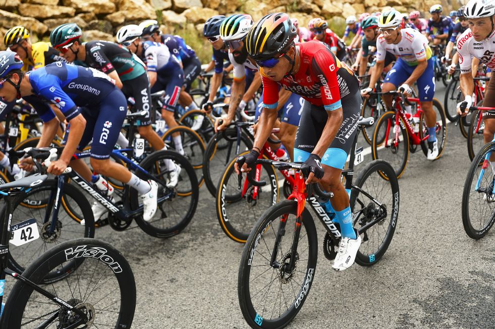 Santiago Buitrago (rojo), en una etapa de la Vuelta a España 2023.
