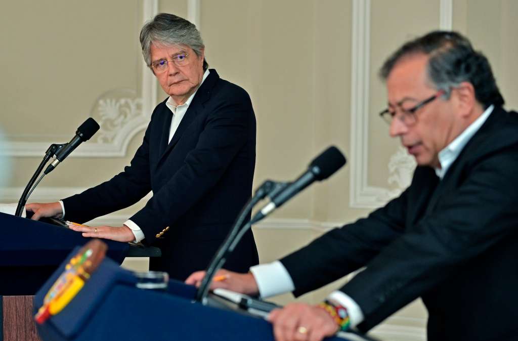 AME1437. BOGOTÁ (COLOMBIA), 28/10/2023.- Fotografía cedida por la Presidencia de Colombia que muestra al presidente de Ecuador, Guillermo Lasso (i), y al de Colombia, Gustavo Petro (d), hoy, durante una rueda de prensa conjunta en la Casa de Nariño, en Bogotá (Colombia). Colombia aumentará la cantidad de energía que envía a Ecuador, hasta llegar a casi duplicar lo que se exporta actualmente, para apoyar al país vecino que sufre apagones y cortes de suministro por falta de producción energética. EFE/ Cortesía Presidencia de Colombia/ SOLO USO EDITORIAL/SOLO DISPONIBLE PARA ILUSTRAR LA NOTICIA QUE ACOMPAÑA (CRÉDITO OBLIGATORIO)