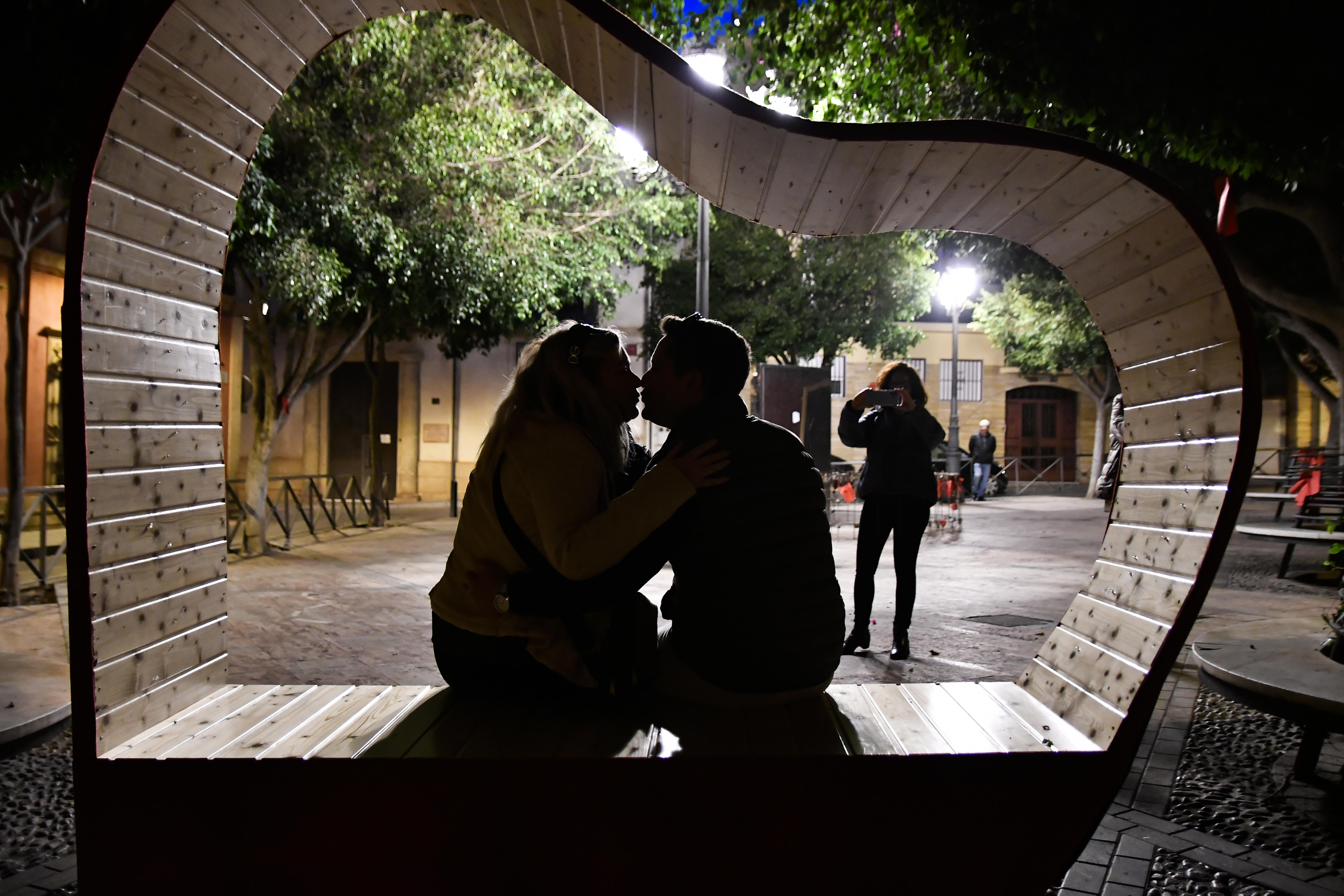 ALMERÍA, 14/02/2024.-Un pareja se fotografía en la plaza Campoamor de Almería, decorada para la celebración del Día de Los Enamorados, este miércoles. Cartas con mensajes de amor recorren las calles de Almería durante los últimos días en honor de San Valentín, un ilustre vecino de la capital almeriense, ya que la leyenda, o tal vez una certera campaña de mercadotecnia, dice que los restos de este santo reposan en la Catedral de Almería. EFE / Carlos Barba