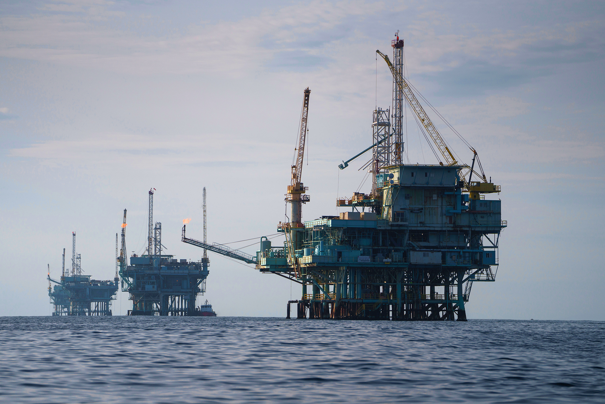 Plataformas de petróleo y gas en alta mar frente a la costa de Santa Bárbara, California.