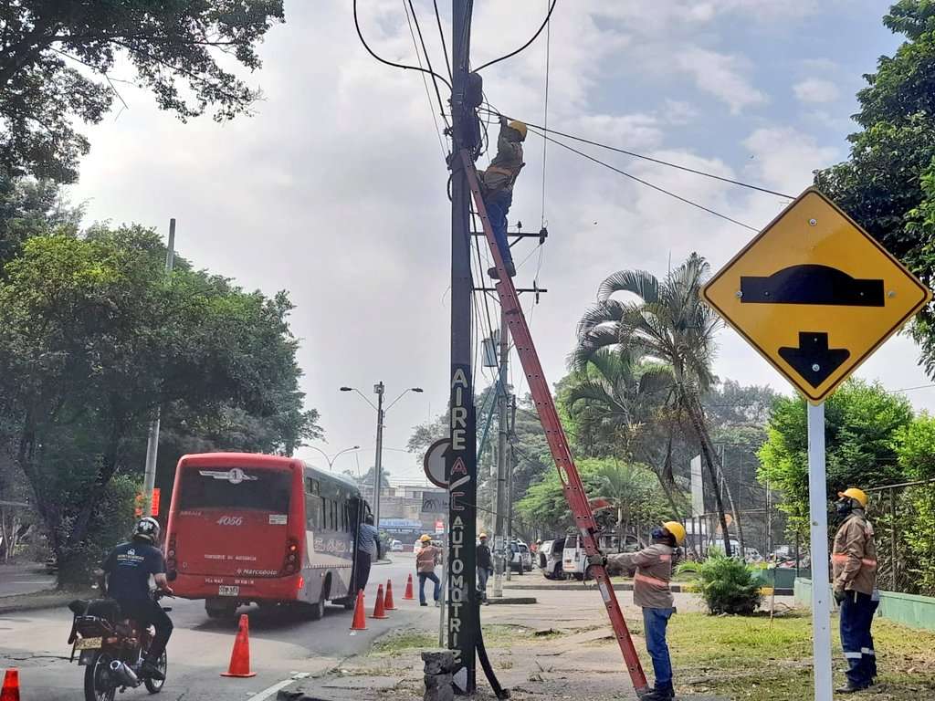 Dos personas en un poste de energía.
