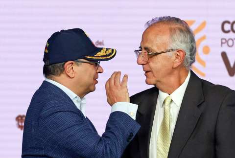 Robo de municiones, 68 generales retirados y otros líos que enfrenta el Mindefensa
