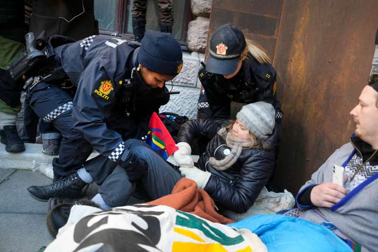Los manifestantes perseguían "cerrar el Estado" como protesta por la continua actividad de turbinas eólicas en la región de Fosen, más de un año después de que la Corte Suprema noruega se pronunciara contra estos parques.
Según el tribunal, este proyecto viola el derecho de las familias sami a practicar la cría de renos. Los samis son una minoría indígena de unas 100.000 personas que viven entre Noruega, Suecia, Finlandia y Rusia.
La protesta comenzó el jueves pasado cuando un grupo de samis vestidos con el traje tradicional azul y rojo ocuparon la entrada del Ministerio de Petróleo y Energía.
Los activistas fueron desalojados en la noche del domingo, pero volvieron durante la semana, extendiendo la toma a más edificios del gobierno.