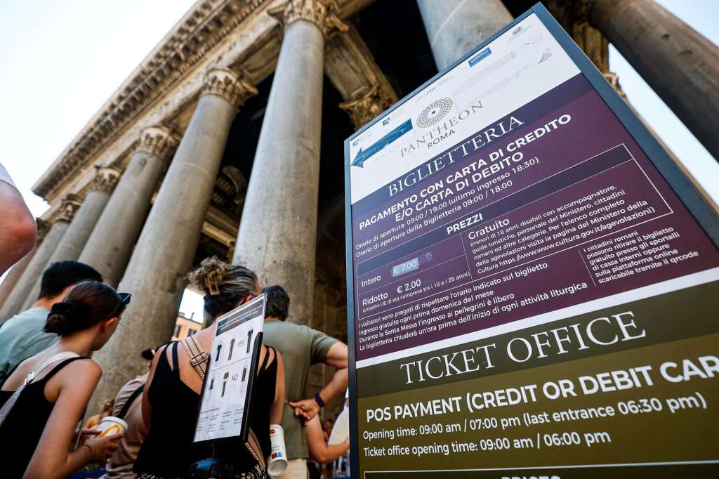 ROMA (Italy), 01/07/2026.- Tourists queue at the ticket office for entry to the Pantheon, in Rome, Italy, 01 July 2026. The price increase for Pantheon admission for non-resident visitors takes effect from 01 July. Rome residents will continue to enter free of charge. (Italia, Roma) EFE/EPA/ANGELO CARCONI

