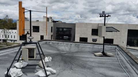 Turbina eólica fabricada localmente produce energía con vientos lentos de Bogotá