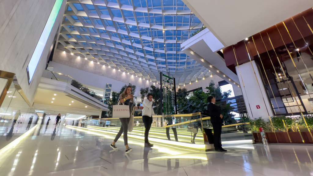 AME6502. SAO PAULO (BRASIL), 19/06/2023.- Personas visitan el centro comercial Iguatemi el 12 de junio de 2023, en la ciudad de Sao Paulo (Brasil). Los centros comerciales están más vivos que nunca en América Latina y atraviesan una etapa de expansión gracias al regreso en masa de los consumidores una vez superadas las restricciones de movimiento ocasionadas por la pandemia. EFE/Isaac Fontana