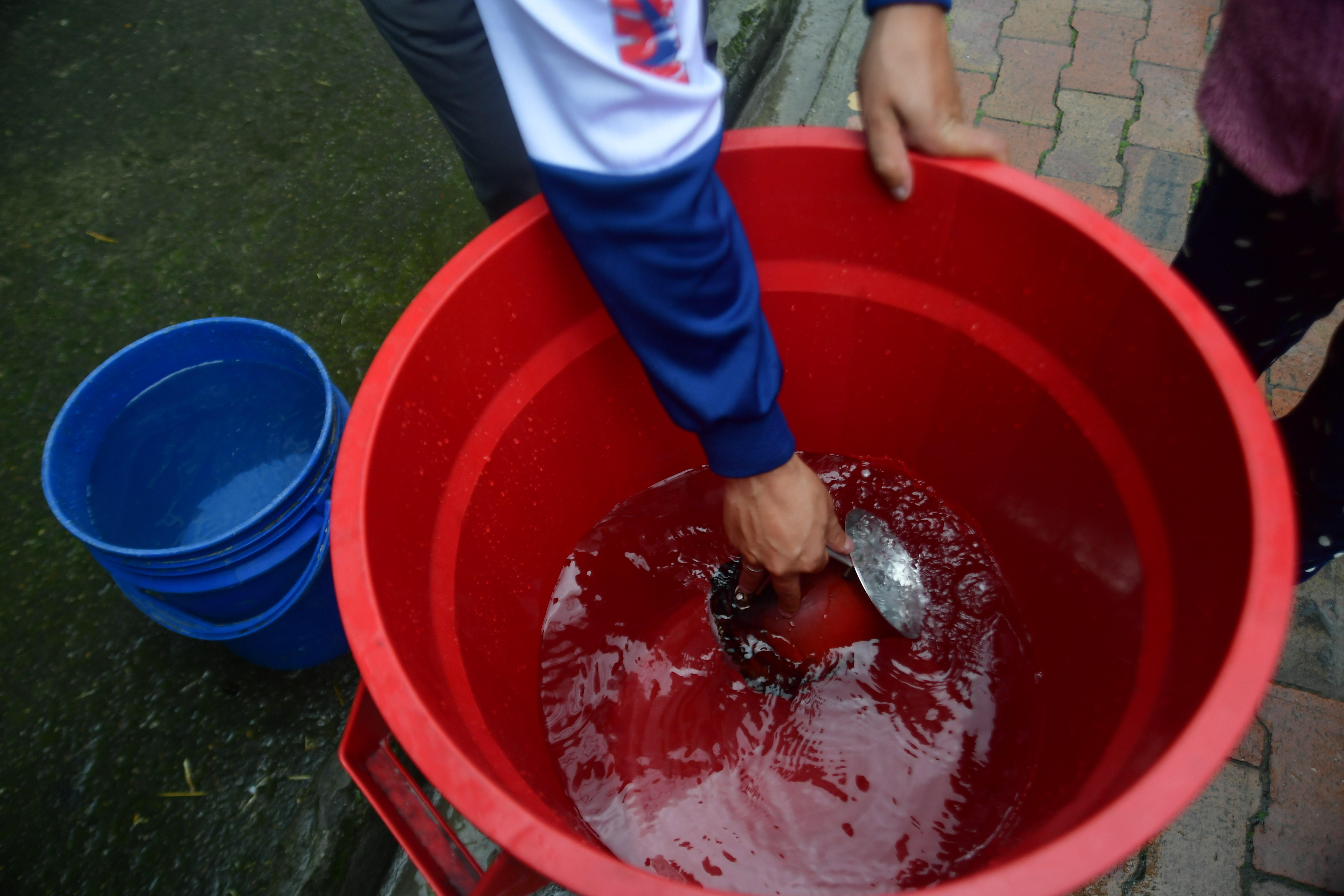 Gente corriendo detrás de carrotanques y filas extensas de personas que esperan llenar sus ollas y baldes de agua se han vuelto panorama en distintos barrios de la localidad de Usme que se han visto afectadas por un daño imprevisto en la línea que lleva el agua a la Planta El Dorado.