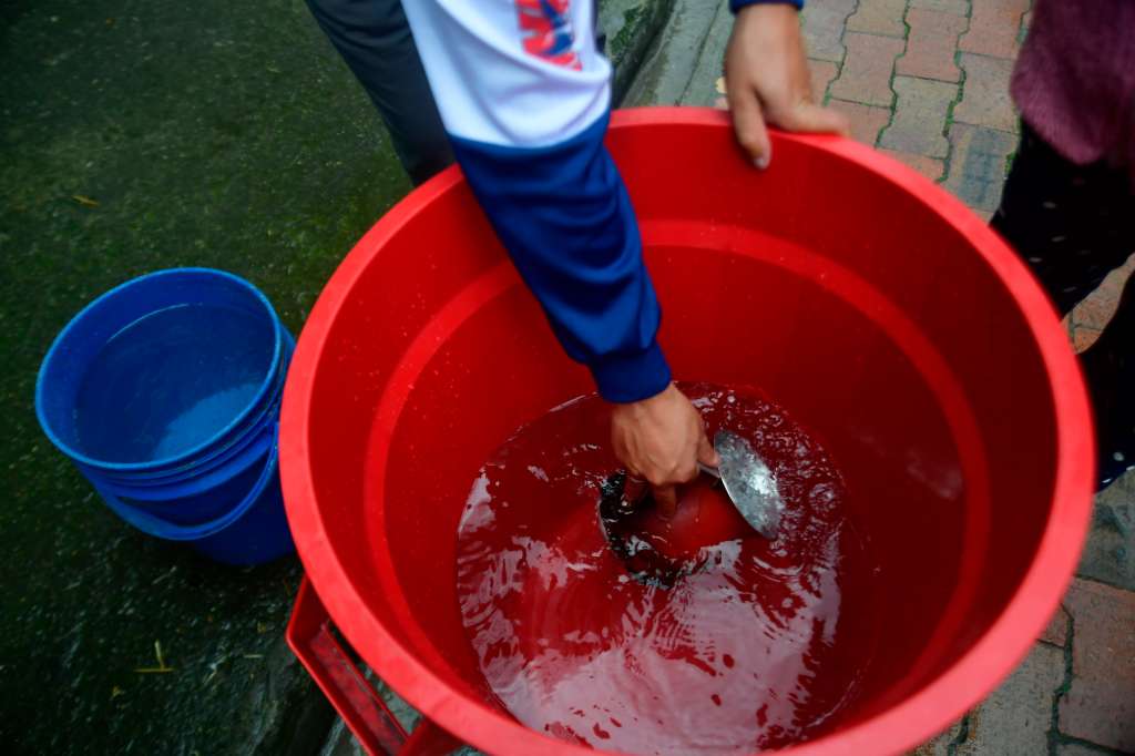 Gente corriendo detrás de carrotanques y filas extensas de personas que esperan llenar sus ollas y baldes de agua se han vuelto panorama en distintos barrios de la localidad de Usme que se han visto afectadas por un daño imprevisto en la línea que lleva el agua a la Planta El Dorado.