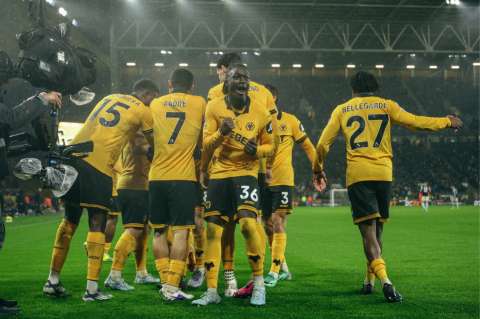 Wolverhampton, con Yerson Mosquera en cancha, frenó en seco a Aston Villa en la Premier