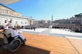 El papa, aun convaleciente, hizo una aparición sorpresa en la plaza de San Pedro