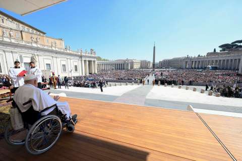 El papa, aun convaleciente, hizo una aparición sorpresa en la plaza de San Pedro
