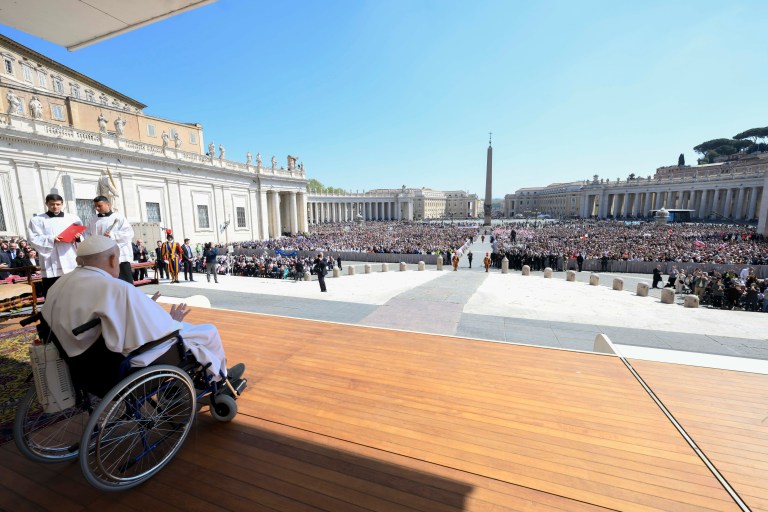 El papa, aun convaleciente, hizo una aparición sorpresa en la plaza de San Pedro