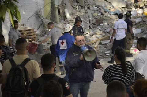 Se desplomó parte de un edificio en Barranquilla; buscan a un adulto mayor