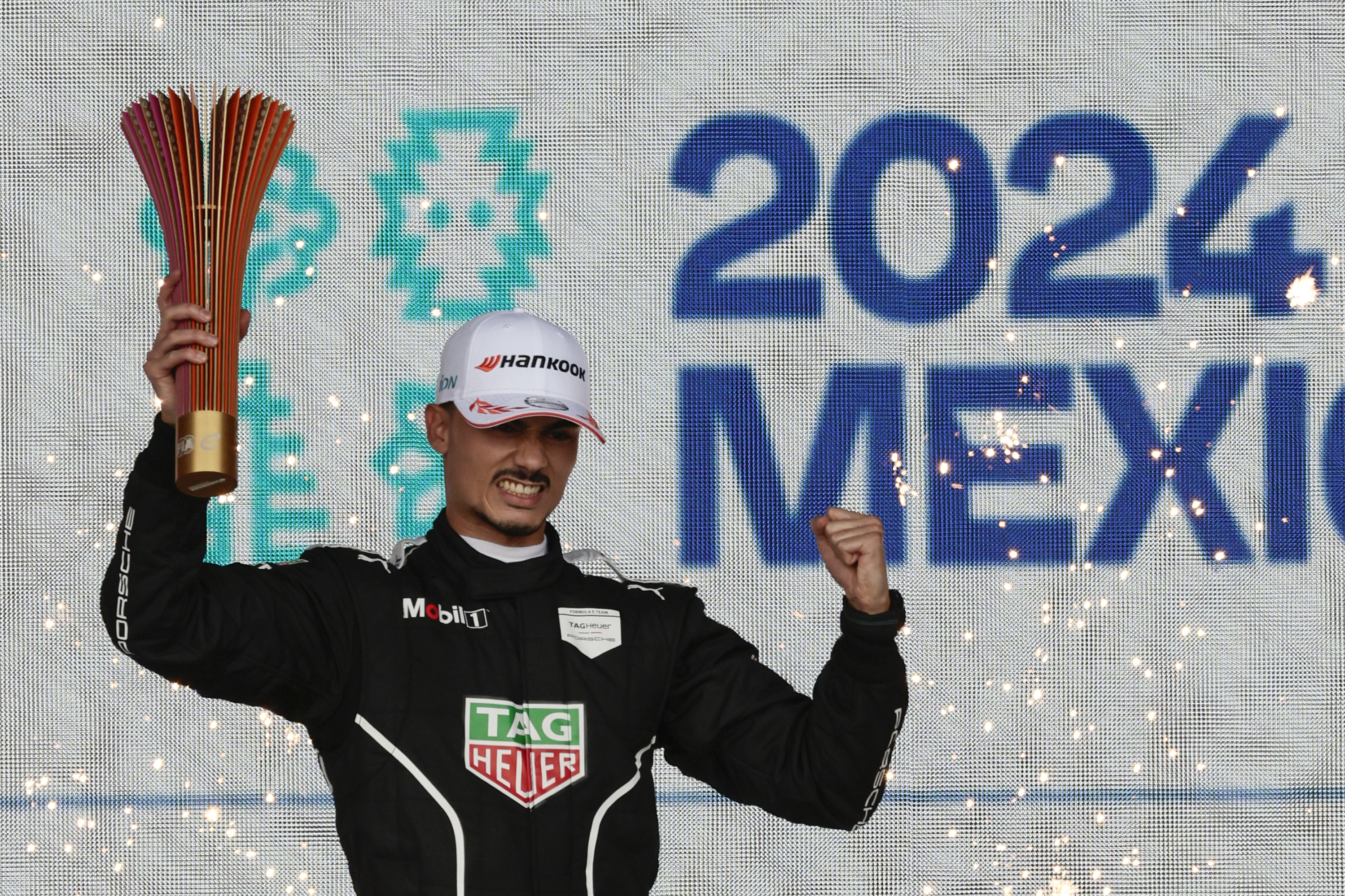 CDA101. CIUDAD DE MÉXICO (MÉXICO), 13/01/2024.- El alemán Pascal Wehrlein de Tag Heuer Porsche Formula E Team celebra el primer lugar del Gran Premio de la Fórmula E de Ciudad de México hoy, en el Autódromo de los Hermanos Rodríguez de la Ciudad de México (México). EFE/ José Méndez