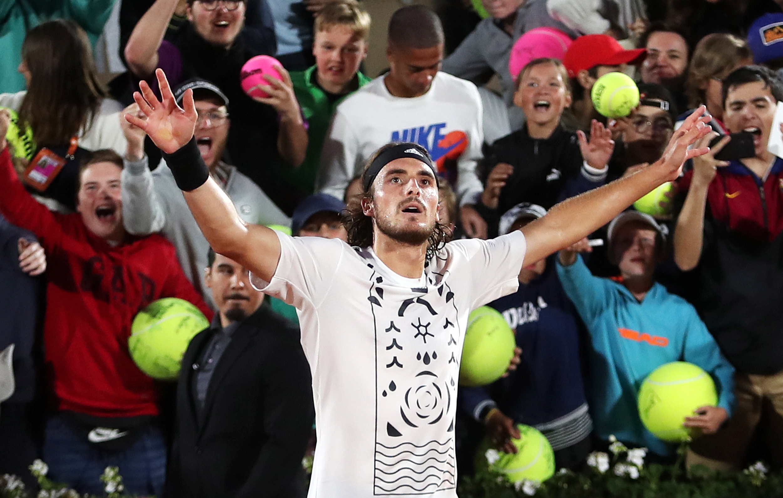 Paris (France), 26/05/2022.- Stefanos Tsitsipas of Greece celebrates after winning the men's second round match against Zdenek Kolar of the Czech Republic during the French Open tennis tournament at Roland ?Garros in Paris, France, 26 May 2022. (Tenis, Abierto, República Checa, Francia, Grecia) EFE/EPA/MARTIN DIVISEK