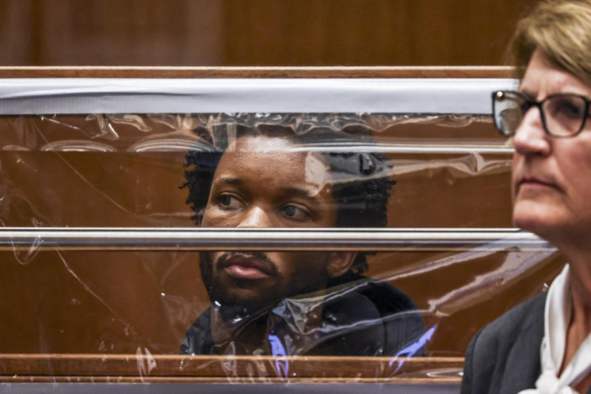 LOS ANGELES (United States), 21/04/2026.- Singer David Anthony Burke, known as D4vd, looks on during his arraignment for the murder of Celeste Rivas Hernandez at the Clara Shortridge Foltz Criminal Justice Center in Los Angeles, California, USA, 20 April 2026. Los Angeles County District Attorney Nathan J. Hochman announced earlier in the day that musician David Anthony Burke, known as D4vd, was charged today with murdering 14-year-old Celeste Rivas Hernandez, whose body was found decomposed and dismembered in his car that had been impounded in September 2025. EFE/EPA/TED SOQUI / POOL