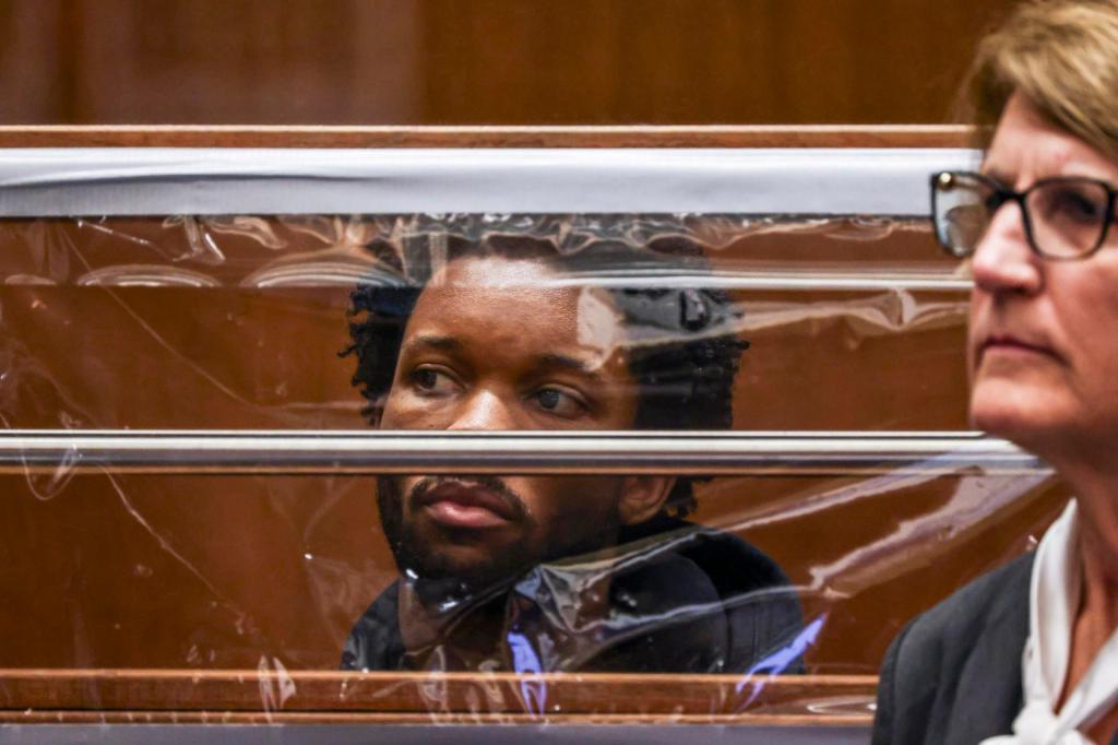 LOS ANGELES (United States), 21/04/2026.- Singer David Anthony Burke, known as D4vd, looks on during his arraignment for the murder of Celeste Rivas Hernandez at the Clara Shortridge Foltz Criminal Justice Center in Los Angeles, California, USA, 20 April 2026. Los Angeles County District Attorney Nathan J. Hochman announced earlier in the day that musician David Anthony Burke, known as D4vd, was charged today with murdering 14-year-old Celeste Rivas Hernandez, whose body was found decomposed and dismembered in his car that had been impounded in September 2025. EFE/EPA/TED SOQUI / POOL