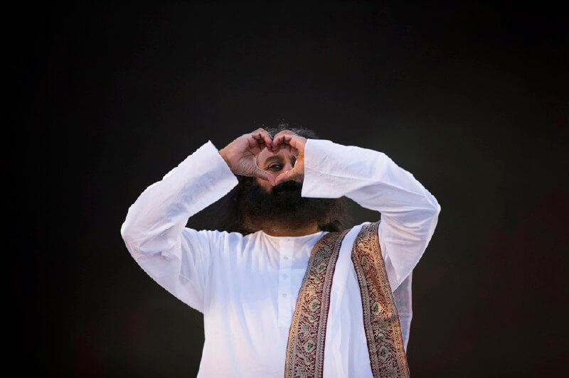 De acuerdo con la página web de su fundación, El Arte de Vivir, Sri Sri Ravi Shankar quiere transmitir su “visión de una sociedad libre de estrés y de violencia”. / AP