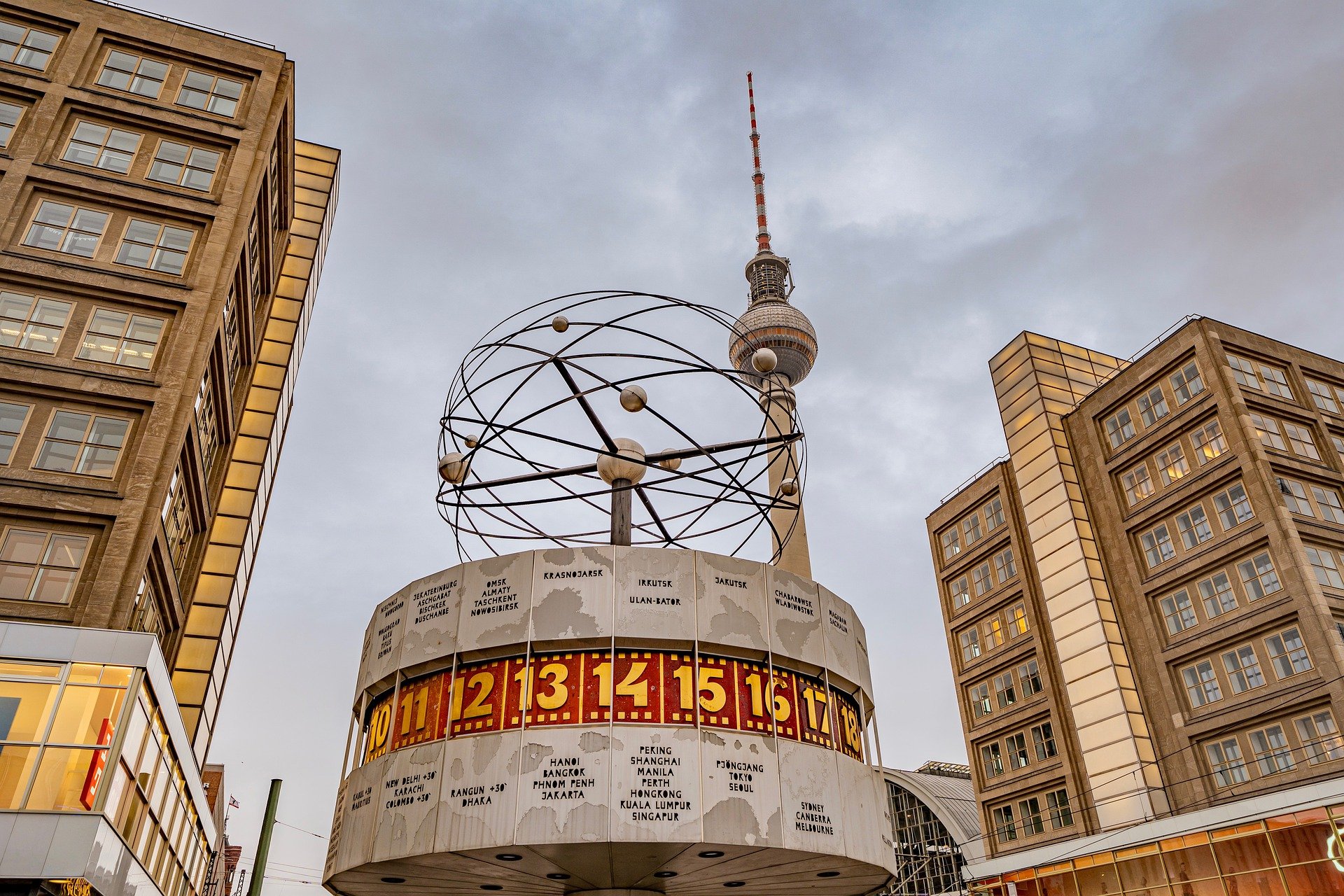 En Alexanderplatz, una gran plaza ubicada en el centro de Berlín, se encuentra el Reloj Mundial.