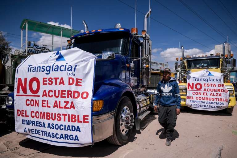 Con bloqueos intermitentes y de manera pacífica, avanzó la manifestación de transportadores por el incremento en el precio de los combustibles.