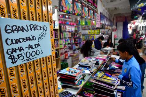 El mercado de útiles escolares que sobrevive al cierre de colegios en Bogotá