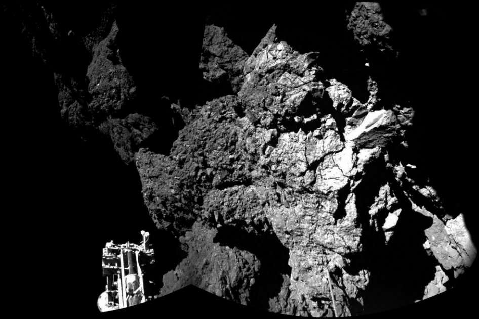 Foto tomada por la cámara CIVA del modulo Philae que muestra una vista parcial del aterrizaje en la superficie del cometa 67/P Churyumov-Gerasimenko.